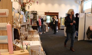 Aussteller zeigten 2023 unter anderem viele handgefertigte Produkte aus dem Bereich Dekoration auf der District-Living-Messe im Paderborner Schützenhof. - Mareike Gröneweg (Archivbild) Aussteller zeigten 2023 unter anderem viele handgefertigte Produkte aus dem Bereich Dekoration auf der District-Living-Messe im Paderborner Schützenhof. - Mareike Gröneweg (Archivbild)