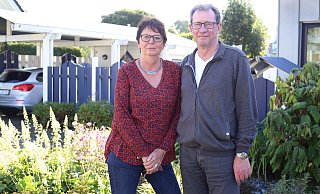 Gabriele und Erich Gieselmann vor ihrem neuen Vorgarten. - Lena Kley Gabriele und Erich Gieselmann vor ihrem neuen Vorgarten. - Lena Kley