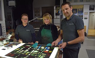 Echte Handwerkskunst: Ann Kathrin Striewe säubert gerade ein Glaselement, welches zu einem der Fenster aus Notre-Dame gehört. Die Glasmalerei GmbH von Stephan Lübbers (l.) und Stefan Lücking (r.) restauriert in Borchen derzeit zwei Fenster aus der weltweit bekannten französischen Kathedrale. - Mark Heinemann Echte Handwerkskunst: Ann Kathrin Striewe säubert gerade ein Glaselement, welches zu einem der Fenster aus Notre-Dame gehört. Die Glasmalerei GmbH von Stephan Lübbers (l.) und Stefan Lücking (r.) restauriert in Borchen derzeit zwei Fenster aus der weltweit bekannten französischen Kathedrale. - Mark Heinemann