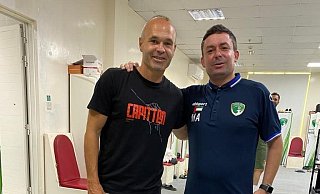 Miguel Alvarez (rechts) begrüßt Andrés Iniesta beim Emirates Club. - Miguel Alvarez Miguel Alvarez (rechts) begrüßt Andrés Iniesta beim Emirates Club. - Miguel Alvarez