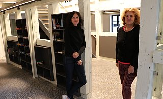 Katrin Stroth (Leiterin Stadtbibliothek/l.) und Regina Böhning (Leiterin Open Library) im Untergeschoss. - Holger Kosbab Katrin Stroth (Leiterin Stadtbibliothek/l.) und Regina Böhning (Leiterin Open Library) im Untergeschoss. - Holger Kosbab