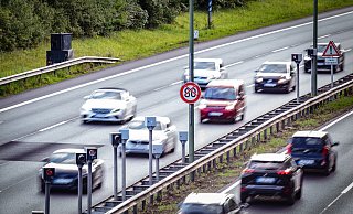 Guntram (hinten) blitzte 927 Autofahrer auf dem OWD, die in Richtung Tunnel schneller als 50 km/h waren. Überraschend wenig Verstöße in immerhin 17 Tagen. - Mike-Dennis Müller / www.mdm.photo Guntram (hinten) blitzte 927 Autofahrer auf dem OWD, die in Richtung Tunnel schneller als 50 km/h waren. Überraschend wenig Verstöße in immerhin 17 Tagen. - Mike-Dennis Müller / www.mdm.photo