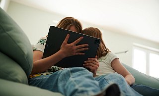 Tablets und Computer gehören für Heranwachsende längst zum Alltag. - Annette Riedl Tablets und Computer gehören für Heranwachsende längst zum Alltag. - Annette Riedl