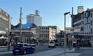 Am Montag ging es auch für Autos los: Die Premierenfahrt über den neuen Jahnplatz endete aber unverhofft. - Mike-Dennis Müller Am Montag ging es auch für Autos los: Die Premierenfahrt über den neuen Jahnplatz endete aber unverhofft. - Mike-Dennis Müller