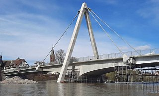 Viel Wasser: In der Woche vor Ostern konnte an der Weserbrücke nicht gearbeitet werden. - David Schellenberg Viel Wasser: In der Woche vor Ostern konnte an der Weserbrücke nicht gearbeitet werden. - David Schellenberg