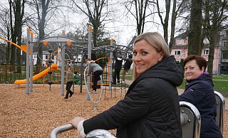 Der Mehrgenerationen-Spielpark im Bad Lippspringer Ehrenhain lädt Kinder, Jugendliche und Erwachsene gleichermaßen zu Spiel und Sport ein. - Klaus Karenfeld Der Mehrgenerationen-Spielpark im Bad Lippspringer Ehrenhain lädt Kinder, Jugendliche und Erwachsene gleichermaßen zu Spiel und Sport ein. - Klaus Karenfeld