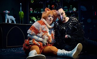 Dicke Freunde: Kater Maurizio di Mauro (Amy Lombardi) und Rabe Jakob Krakel (Alexander Stürmer) retten die Welt. - ©Joseph Heicks Dicke Freunde: Kater Maurizio di Mauro (Amy Lombardi) und Rabe Jakob Krakel (Alexander Stürmer) retten die Welt. - ©Joseph Heicks