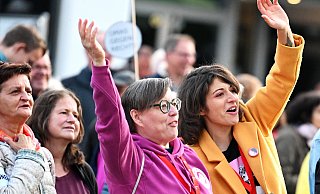 Tausende demonstrierten auf dem Jahnplatz am Samstag bei bester Stimmung für die Demokratie. - BARBARA FRANKE Tausende demonstrierten auf dem Jahnplatz am Samstag bei bester Stimmung für die Demokratie. - BARBARA FRANKE