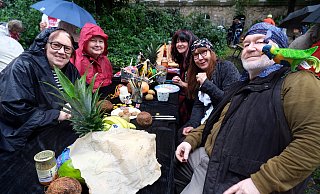 Die Hinckley-Freunde segelten unter der Flagge der Krone zum Bürger-Brunch, hatten aber aufgrund des Regens Probleme, die Schatzkarte (vorne) richtig zu lesen, sagt Birgit Sieker (2. v. r.). Stilecht zum Piratenthema präsentiert Wolfgang Prüßner auch einen Papagei auf seiner Schulter. - Katharina Eisele Die Hinckley-Freunde segelten unter der Flagge der Krone zum Bürger-Brunch, hatten aber aufgrund des Regens Probleme, die Schatzkarte (vorne) richtig zu lesen, sagt Birgit Sieker (2. v. r.). Stilecht zum Piratenthema präsentiert Wolfgang Prüßner auch einen Papagei auf seiner Schulter. - Katharina Eisele