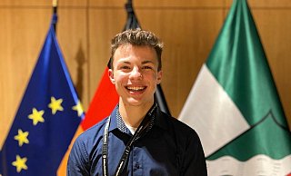 Der Leopoldshöher Abiturient Julian Knoll hat sich mit parlamentarischer Arbeit im Düsseldorfer Landtag befasst. Foto: Julian Knoll - Fotorechte Julian Knoll Der Leopoldshöher Abiturient Julian Knoll hat sich mit parlamentarischer Arbeit im Düsseldorfer Landtag befasst. Foto: Julian Knoll - Fotorechte Julian Knoll