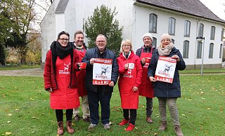Manuela Tertocha (FC Gohfeld, v.l.), Volker Hegemann (Freiwillige Feuerwehr), Pfarrer Harald Ludewig, Davina Nolting (Grundschule Gohfeld), Jörg Simon (TuS Gohfeld) und Presbyterin Anja Blume sind schon in Hüttenzauber-Stimmung. - Judith Gladow Manuela Tertocha (FC Gohfeld, v.l.), Volker Hegemann (Freiwillige Feuerwehr), Pfarrer Harald Ludewig, Davina Nolting (Grundschule Gohfeld), Jörg Simon (TuS Gohfeld) und Presbyterin Anja Blume sind schon in Hüttenzauber-Stimmung. - Judith Gladow
