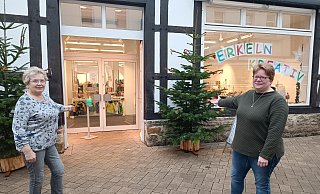 Bleibt geöffnet: Die heimischen Kunsthandwerker führen den Laden in der Brakeler Fußgängerzone noch bis Ende März weiter. Die beiden Initiatorinnen Ida Kling (l.) und Iris Löneke freuen sich über die gute Kundenresonanz. - Manuela Puls Bleibt geöffnet: Die heimischen Kunsthandwerker führen den Laden in der Brakeler Fußgängerzone noch bis Ende März weiter. Die beiden Initiatorinnen Ida Kling (l.) und Iris Löneke freuen sich über die gute Kundenresonanz. - Manuela Puls