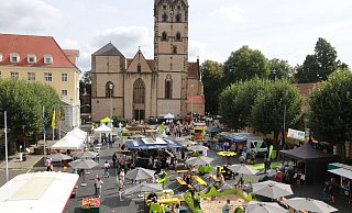 Der Rathausplatz ohne Autos. Beim Land-Erlebnis-Tag Anfang September war der Platz bei einem bunten Programm den Menschen vorbehalten. - Claus Frickemeier Der Rathausplatz ohne Autos. Beim Land-Erlebnis-Tag Anfang September war der Platz bei einem bunten Programm den Menschen vorbehalten. - Claus Frickemeier