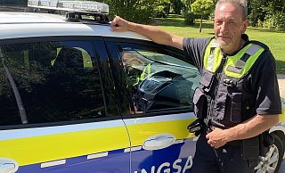 Im Dienstwagen oder zu Fuß hat Rolf Gall zehn Jahre lang für Sicherheit und Ordnung in Harsewinkel gesorgt. Jetzt verabschiedet er sich. - Burkhard Hoeltzenbein Im Dienstwagen oder zu Fuß hat Rolf Gall zehn Jahre lang für Sicherheit und Ordnung in Harsewinkel gesorgt. Jetzt verabschiedet er sich. - Burkhard Hoeltzenbein