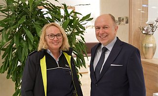 Polizeihauptkommissarin Ellen Redecker ist seit Februar neue Bezirksdienstbeamtin in Hövelhof. Behördenleiter Christoph Rüther gab ihr die besten Wünsche mit auf den Weg. - Polizei Paderborn Polizeihauptkommissarin Ellen Redecker ist seit Februar neue Bezirksdienstbeamtin in Hövelhof. Behördenleiter Christoph Rüther gab ihr die besten Wünsche mit auf den Weg. - Polizei Paderborn