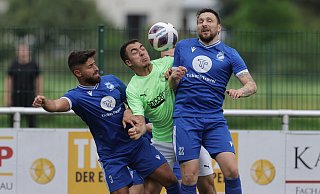 Beim Spiel SV Eidinghausen-Werste gegen TuS GW Pödinghausen. Mourad El Hamdaoui (TuS) zwischen Mahdi Mohamed Jasin und Lennart Madroch (SVEW). - Benjamin Bueschenfeld | benjamin@sportfoto-owl.de Beim Spiel SV Eidinghausen-Werste gegen TuS GW Pödinghausen. Mourad El Hamdaoui (TuS) zwischen Mahdi Mohamed Jasin und Lennart Madroch (SVEW). - Benjamin Bueschenfeld | benjamin@sportfoto-owl.de