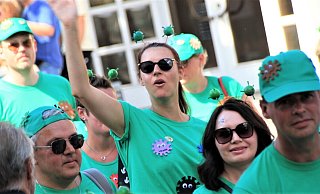 Dem Corona-Virus ein Schnippchen geschlagen? Nach zwei Wintern ohne Steinheimer Rosenmontagszüge feiern die Jecken nun einfach im Hochsommer – und ziehen zu ihrem Jubiläumsfest Gäste aus dem ganzen Hochstift an. - Madita Schellenberg Dem Corona-Virus ein Schnippchen geschlagen? Nach zwei Wintern ohne Steinheimer Rosenmontagszüge feiern die Jecken nun einfach im Hochsommer – und ziehen zu ihrem Jubiläumsfest Gäste aus dem ganzen Hochstift an. - Madita Schellenberg