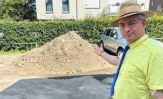 An der Stelle, wo Volker Lehmann sonst seinen blauen VW Golf parkt, befindet sich seit Wochen ein Berg von Sand und Schutt. - Christian Bröder An der Stelle, wo Volker Lehmann sonst seinen blauen VW Golf parkt, befindet sich seit Wochen ein Berg von Sand und Schutt. - Christian Bröder