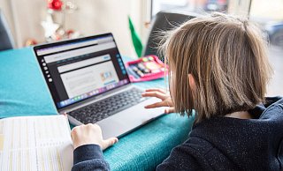 Nur zur Not, so die Devise: Trotzdem ist aktuell für einige Bielefelder Schüler Distanzlernen angesagt, mit digital und klassischen Arbeitsplänen. Videokonferenzen können aus Kapazitätsgründen nicht zugesagt werden. - imago images/Fotostand Nur zur Not, so die Devise: Trotzdem ist aktuell für einige Bielefelder Schüler Distanzlernen angesagt, mit digital und klassischen Arbeitsplänen. Videokonferenzen können aus Kapazitätsgründen nicht zugesagt werden. - imago images/Fotostand