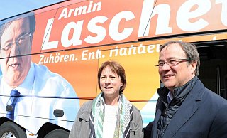 NRW-Ministerpräsident Armin Laschet, hier gemeinsam mit der CDU-Politikerin Bianca Winkelmann bei einem Wahlkampf-Auftritt im April 2017 in Lübbecke. - Joern Spreen-Ledebur NRW-Ministerpräsident Armin Laschet, hier gemeinsam mit der CDU-Politikerin Bianca Winkelmann bei einem Wahlkampf-Auftritt im April 2017 in Lübbecke. - Joern Spreen-Ledebur