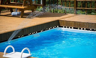 Ende einer Verfolgungsfahrt: Ein Auto landete am Dienstag in einem Garten-Pool. - Symbolfoto: Pixabay / Creative Commons Ende einer Verfolgungsfahrt: Ein Auto landete am Dienstag in einem Garten-Pool. - Symbolfoto: Pixabay / Creative Commons