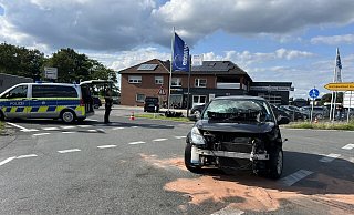 Die beiden beteiligten Fahrzeuge mussten nach der Kollision am Mittwochabend abgeschleppt werden. - Thorsten Heß Die beiden beteiligten Fahrzeuge mussten nach der Kollision am Mittwochabend abgeschleppt werden. - Thorsten Heß