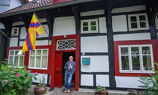 Jens Herrmann blickt vom Eingang seines Hauses direkt auf die Stiftskirche. - Sarah Jonek Fotografie Jens Herrmann blickt vom Eingang seines Hauses direkt auf die Stiftskirche. - Sarah Jonek Fotografie