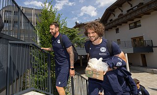 DSC-Kapitän Mael Corboz (r.) und Trainer Mitch Kniat bei der Ankunft im Trainingslager. Der Spieler hat bereits den Bus aufgeräumt. - Oliver Krato DSC-Kapitän Mael Corboz (r.) und Trainer Mitch Kniat bei der Ankunft im Trainingslager. Der Spieler hat bereits den Bus aufgeräumt. - Oliver Krato