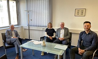 Der Präsidenten des Landgerichts, Michael Haas (v.l.) mit Anja Kiene, Vermieter Hermann Schäfers und Justizinspektor Julian Graßhoff Frias bei der Vertragsunterzeichnung. - Landgericht Paderborn Der Präsidenten des Landgerichts, Michael Haas (v.l.) mit Anja Kiene, Vermieter Hermann Schäfers und Justizinspektor Julian Graßhoff Frias bei der Vertragsunterzeichnung. - Landgericht Paderborn