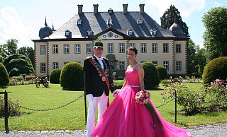 Vor der prachtvollen Kulisse von Schloss Erpernburg bietet das Brenkener Regentenpaar Bettina und Werner Finke einen majestätischen Anblick. - Johannes Büttner Vor der prachtvollen Kulisse von Schloss Erpernburg bietet das Brenkener Regentenpaar Bettina und Werner Finke einen majestätischen Anblick. - Johannes Büttner