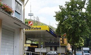 Bereits im Mai wurde die Westfalen-Tankstelle in Hausberge überfallen. - Archivfoto: Thomas Lieske Bereits im Mai wurde die Westfalen-Tankstelle in Hausberge überfallen. - Archivfoto: Thomas Lieske