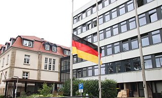 In Gedenken an die Opfer der Unwetterkatastrophe: Trauerbeflaggung am Rathaus Lübbecke am Montag. - Frank Hartmann In Gedenken an die Opfer der Unwetterkatastrophe: Trauerbeflaggung am Rathaus Lübbecke am Montag. - Frank Hartmann