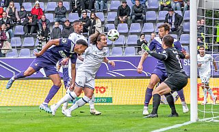 Arminia-Kapitän Mael Corboz trifft per Kopf zum 2:1 in Aue. - IMAGO/Fotostand Arminia-Kapitän Mael Corboz trifft per Kopf zum 2:1 in Aue. - IMAGO/Fotostand