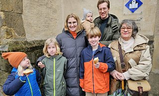 Fanden die Timpken lecker: Hannes, 7 (v. l.), Clemens und Claas (beide 9 Jahre) und der zweijährige Franz. Mit dabei waren ihre Eltern Jessica und Carl-Martin Gehler sowie Oma Anja Meier. - Alexandra Stratmeier Fanden die Timpken lecker: Hannes, 7 (v. l.), Clemens und Claas (beide 9 Jahre) und der zweijährige Franz. Mit dabei waren ihre Eltern Jessica und Carl-Martin Gehler sowie Oma Anja Meier. - Alexandra Stratmeier