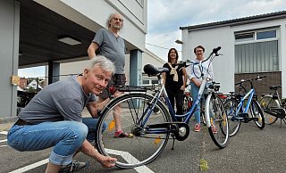 Josef Niegel (l.) und Michael Fliegel von der Fahrradwerkstatt begutachten die Reifen. Jutta Weber (r.) und Birgit Düker sind fassungslos über diese Tat. - Celina Allard Josef Niegel (l.) und Michael Fliegel von der Fahrradwerkstatt begutachten die Reifen. Jutta Weber (r.) und Birgit Düker sind fassungslos über diese Tat. - Celina Allard