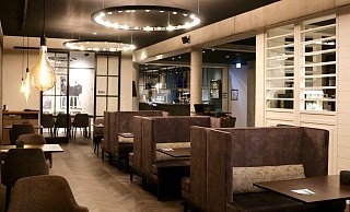 Auch das Restaurant des Hotels Zeitgeist in Warburg hat für Gäste vor Ort über Ostern lediglich für Takeaway offen. Würde der Kreis Höxter Modellregion, könnten normale Gastronomie-Besuche wieder möglich werden. - Sonja Spieker Auch das Restaurant des Hotels Zeitgeist in Warburg hat für Gäste vor Ort über Ostern lediglich für Takeaway offen. Würde der Kreis Höxter Modellregion, könnten normale Gastronomie-Besuche wieder möglich werden. - Sonja Spieker