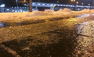 Eine Eisschicht liegt auf einem Bahnsteig eines Bahnhofs. In weiten Teilen Deutschlands gibt es eine Unwetterwarnung vor Glatteis. - Sebastian Gollnow Eine Eisschicht liegt auf einem Bahnsteig eines Bahnhofs. In weiten Teilen Deutschlands gibt es eine Unwetterwarnung vor Glatteis. - Sebastian Gollnow