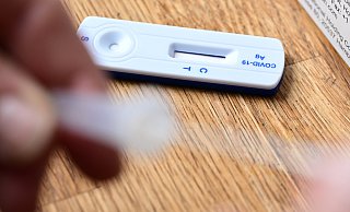 Liegen noch alte Selbsttests in der Schublade? Dann ist es wichtig, zu prüfen, ob sie noch sichere Ergebnisse zeigen. - Bernd Weißbrod Liegen noch alte Selbsttests in der Schublade? Dann ist es wichtig, zu prüfen, ob sie noch sichere Ergebnisse zeigen. - Bernd Weißbrod