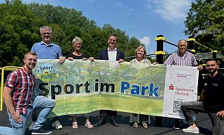 Marvin Hüsemann von der Stadt Spenge (v. l.), Nils Wörmann, Geschäftsführer des Herforder Kreissportbundes, TVL-Übungsleitung Sabrina Koring, Hans Christoph Litke, Filialleiter der Sparkassen Spenge, Regina Schlüter-Ruff vom Stadtmarketing, Martin Grothaus vom Stadtsportverband und Aghasaf Mammadov vom Verein "Athletik Sport Spenge" wollen die Kommune in Bewegung bringen. - Danielle Dörsing Marvin Hüsemann von der Stadt Spenge (v. l.), Nils Wörmann, Geschäftsführer des Herforder Kreissportbundes, TVL-Übungsleitung Sabrina Koring, Hans Christoph Litke, Filialleiter der Sparkassen Spenge, Regina Schlüter-Ruff vom Stadtmarketing, Martin Grothaus vom Stadtsportverband und Aghasaf Mammadov vom Verein "Athletik Sport Spenge" wollen die Kommune in Bewegung bringen. - Danielle Dörsing