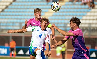 SCP-Akteur Aaron Zehnter (r.), hier im Duell gegen den Italiener Luca Di Maggio, feierte am Dienstag sein Startelfdebüt für die deutsche U20. - picture alliance SCP-Akteur Aaron Zehnter (r.), hier im Duell gegen den Italiener Luca Di Maggio, feierte am Dienstag sein Startelfdebüt für die deutsche U20. - picture alliance