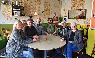 Tanja Huckemann (Bonifatius, v. l.), Fritz Böttcher, Joachim Schwarzmann (beide Team Kneipenlesung), Alex Paul (Kultslam), Adda Schade und Simone Schneider (beide Sputnik) kritisieren die kurzfristige Absage der Paderborner Literaturtage. - Lena Henning Tanja Huckemann (Bonifatius, v. l.), Fritz Böttcher, Joachim Schwarzmann (beide Team Kneipenlesung), Alex Paul (Kultslam), Adda Schade und Simone Schneider (beide Sputnik) kritisieren die kurzfristige Absage der Paderborner Literaturtage. - Lena Henning