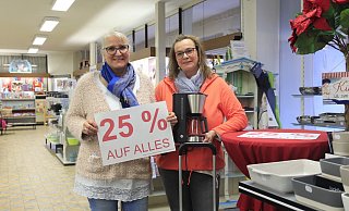 Doris (l.) und Tina Rochow müssen sich bis zum Jahresende von ihrer Kundschaft verabschieden. Bis dahin werden die beiden Fachverkäufererinnen zusammen mit Kollegin Monika Hachmeister mir Rat und Tat im Einsatz sein. - Heidi Froreich Doris (l.) und Tina Rochow müssen sich bis zum Jahresende von ihrer Kundschaft verabschieden. Bis dahin werden die beiden Fachverkäufererinnen zusammen mit Kollegin Monika Hachmeister mir Rat und Tat im Einsatz sein. - Heidi Froreich