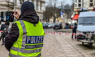 Die Spurensicherung ist am Tag nach den Schüssen in Bielefeld im Einsatz. - Paul Brinkmann Die Spurensicherung ist am Tag nach den Schüssen in Bielefeld im Einsatz. - Paul Brinkmann