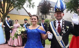 Valentina und Johann Becker sind das Königspaar der Körbecker Heimatschützen. - Burkhard Battran Valentina und Johann Becker sind das Königspaar der Körbecker Heimatschützen. - Burkhard Battran