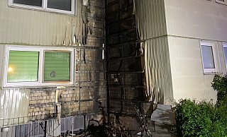 Die Hausfassade ist durch das Feuer stark beschädigt worden. - NW Die Hausfassade ist durch das Feuer stark beschädigt worden. - NW