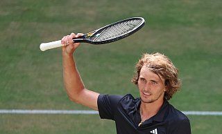 Alexander Zverev steht im Halbfinale der Terra Wortmann Open. Der deutsche Olympiasieger begeistert das Publikum in Halle. - dpa Alexander Zverev steht im Halbfinale der Terra Wortmann Open. Der deutsche Olympiasieger begeistert das Publikum in Halle. - dpa