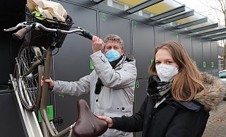 Andreas Steinhauer, beim Planungsamt der Stadt Löhne zuständig für den Öffentlichen Nahverkehr, und Klimaschutzmanagerin Julia Stakelbeck zeigen, wie ein Fahrrad in eine der oberen Boxen gelangt. - Judith Gladow Andreas Steinhauer, beim Planungsamt der Stadt Löhne zuständig für den Öffentlichen Nahverkehr, und Klimaschutzmanagerin Julia Stakelbeck zeigen, wie ein Fahrrad in eine der oberen Boxen gelangt. - Judith Gladow