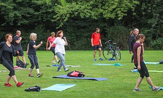 Ein Bild des Jubiläumsjahres: Mit der durch die Vereine getragenen Aktion „Sport im Park" mobilisierte der SSB im Corona-Sommer 2020 mehr als 5.000 Teilnehmende zur Bewegung auch bei eingeschränkten Möglichkeiten. Ein weiterer großer Erfolg des größten Akteurs der Stadtgesellschaft. - Sarah Jonek Ein Bild des Jubiläumsjahres: Mit der durch die Vereine getragenen Aktion „Sport im Park" mobilisierte der SSB im Corona-Sommer 2020 mehr als 5.000 Teilnehmende zur Bewegung auch bei eingeschränkten Möglichkeiten. Ein weiterer großer Erfolg des größten Akteurs der Stadtgesellschaft. - Sarah Jonek