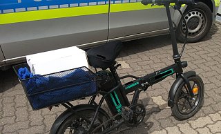 Das E-Bike lässt sich ohne Trittbewegung fahren, indem am Lenker ein elektronischer Gaszug bedient wird. - Polizei Minden-Lübbecke Das E-Bike lässt sich ohne Trittbewegung fahren, indem am Lenker ein elektronischer Gaszug bedient wird. - Polizei Minden-Lübbecke