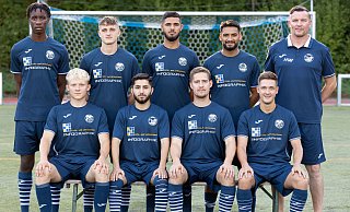 Die Neuen beim TuS Brake: Chukwuma Agwunedu (o.v.l.), Christian Siemens, Hashem Celik, Xemgin Ali Ammo, Trainer Holm Windmann. Nico Regente (u.v.l.), Khalid Khudhur, Tobias Kreutzer, Finn Reda. Weitere Zugänge sind Norick Epke und Christopher Blome. - Oliver Krato Die Neuen beim TuS Brake: Chukwuma Agwunedu (o.v.l.), Christian Siemens, Hashem Celik, Xemgin Ali Ammo, Trainer Holm Windmann. Nico Regente (u.v.l.), Khalid Khudhur, Tobias Kreutzer, Finn Reda. Weitere Zugänge sind Norick Epke und Christopher Blome. - Oliver Krato